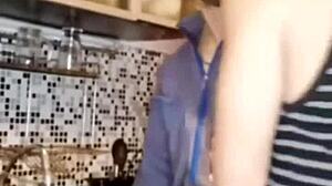 Plomero destapó mi caño con facial y handjob.