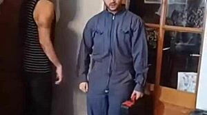 Plomero destapó mi caño con facial y handjob.