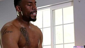 فتاة شابة بجوارب تحصل على كسها يدمر في مشهد غلامور قديم شاب مثير