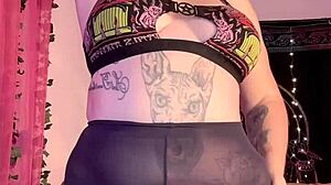 jerking off in tight black pantyhose