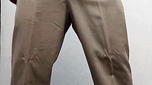 Maestro caliente se saca la leche in costumes