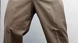 Maestro caliente se saca la leche in costumes