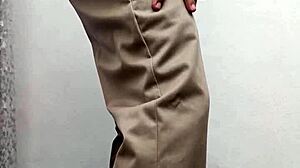 Maestro caliente se saca la leche in costumes