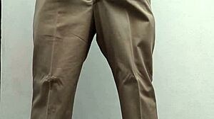 Maestro caliente se saca la leche in costumes