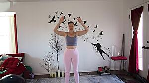 Hej, chcesz dołączyć do mojej gorącej lekcji jogi dzisiaj?