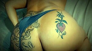 Gostosa mama lets tarado oil her ass and suck