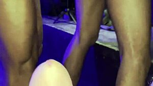 Sexo A Três Na Área De Fumantes Da Balada