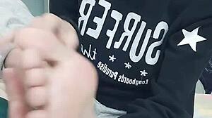 فتى مثلي نحيف يمص قدميه في مشهد فتيش القدم