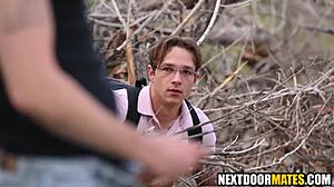 हॉट लड़के पार्क में तीव्र गे सेक्स के लिए मिले