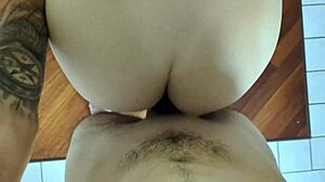 Novia italiana prepara desayuno antes de follar en la mesa de la cocina