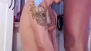 Sucer Jusqu'à Ce Que Le Lait Sorte In Gay Interracial Scene