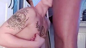 Sucer Jusqu'à Ce Que Le Lait Sorte In Gay Interracial Scene