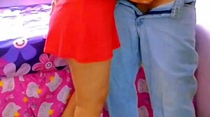 cogiendo a mi esposa con vestido rojo �pero nos observa y quiere verga tambi�n me chingo a las dos real casero