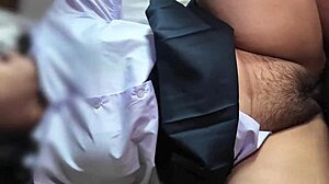 गोल-मटोल थाई लड़की यूनिफॉर्म में, गीली चूत से क्रीमपाई हो गई