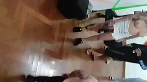 Латина милф сосет маленькие хуи в двойной любительской вечеринке