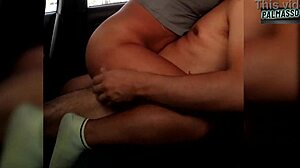 no tenia dinero para el taxi y me deje follar por el conductor dentro de un coche para pagar mi deuda - espero que no nos pillen cogiendo