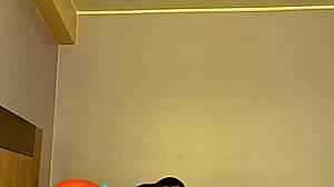 Engañé a mi esposo con taxista, sacándole leche en dorm swinger flashing! 😈🚕