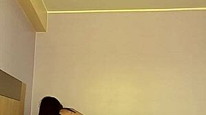 Engañé a mi esposo con taxista, sacándole leche en dorm swinger flashing! 😈🚕