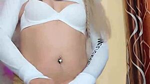 Transexual blanca rica se pajea polla dura con pasión