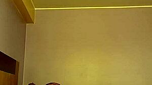 Engañé a mi esposo con taxista, sacándole leche en dorm swinger flashing! 😈🚕