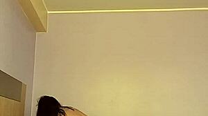 Engañé a mi esposo con taxista, sacándole leche en dorm swinger flashing! 😈🚕