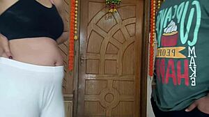 टीन को नंगे जिम योगा में ट्रिक किया, ट्रेनर के साथ डीपथ्रोट ब्लोजॉब और टाइट चूत डॉगीस्टाइल।