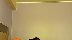 Engañé a mi esposo con taxista, sacándole leche en dorm swinger flashing! 😈🚕