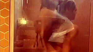 Loira gostosa shows off big tits and ass in wild action?