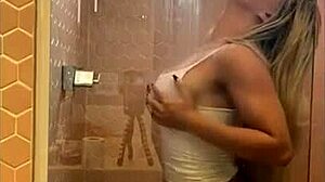 Loira gostosa shows off big tits and ass in wild action?