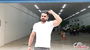 Cleo Cadillac’ın götü, sokaktaki adam tarafından patronun yatağında alındı