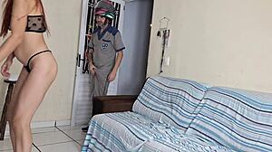 Жена получает доставку в трусиках?