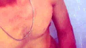 Masturba��o quente no banheiro �� this brazilian flashes solo in exhibitionist style