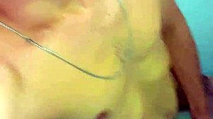 Masturba��o quente no banheiro �� this brazilian flashes solo in exhibitionist style