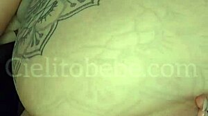 bailando com microtanga branca mostrando cola aberta em trailer argentino