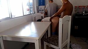 Casada safada fode com negro dotado na cozinha enquanto corno lava louça. Interracial latina action unfolds.