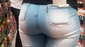 Bunda gostosa no mercado shows brunette ass in jeans while spying in shop