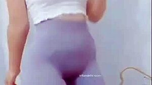 I can’t stop watching this Asian girl dance so sexy