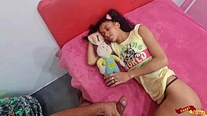 Моя падчерица тайком отдала мне свою жопу на Рождество