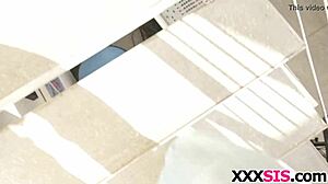 Bionda sorellastra Lily Rader si prende gangbang di cazzi