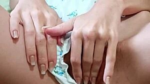 novinha masturbating her pussy in this hot teen scene 😘