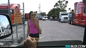 नर्डी लैटिना रंडी पब्लिक बस में पैसे के लिए आउटडोर ब्लोजॉब