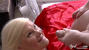 बस्टी चबी मेच्योर एज्डलव फ्लेयर के साथ रफ हार्डकोर का मज़ा लेती है