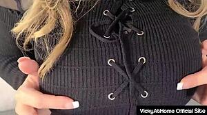 ดู MILF วิกกี้ เว็ตต์สตริปฮอตเผยหีฉ่ำนมอวบธรรมชาติ