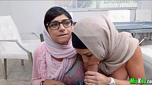 मिया खलीफा हिजाब में टैग टीम करती हुई, कितना हॉट!