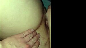 Şişman Genç Cam Dildoyla Mastürbasyon Yapıyor, Fışkırarak Yüksek Sesle İnliyor