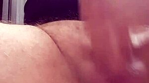 Χτυπάω το μεγάλο ολλανδικό μου πούτσο μέχρι να τελειώσω δυνατά