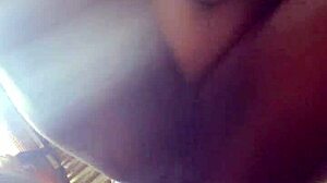 Bontot besar ebony melompat atas batang hitam besar!