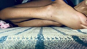 娇小拉丁业余妹玩脚趾更多