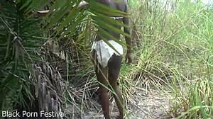 Худая африканка с тугими формами жёстко работает на улице