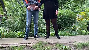 इंडियन कौगर पैंटीहोज में अपनी बड़ी टांगें दिखाकर पब्लिक फेटिश रोलप्ले करती है